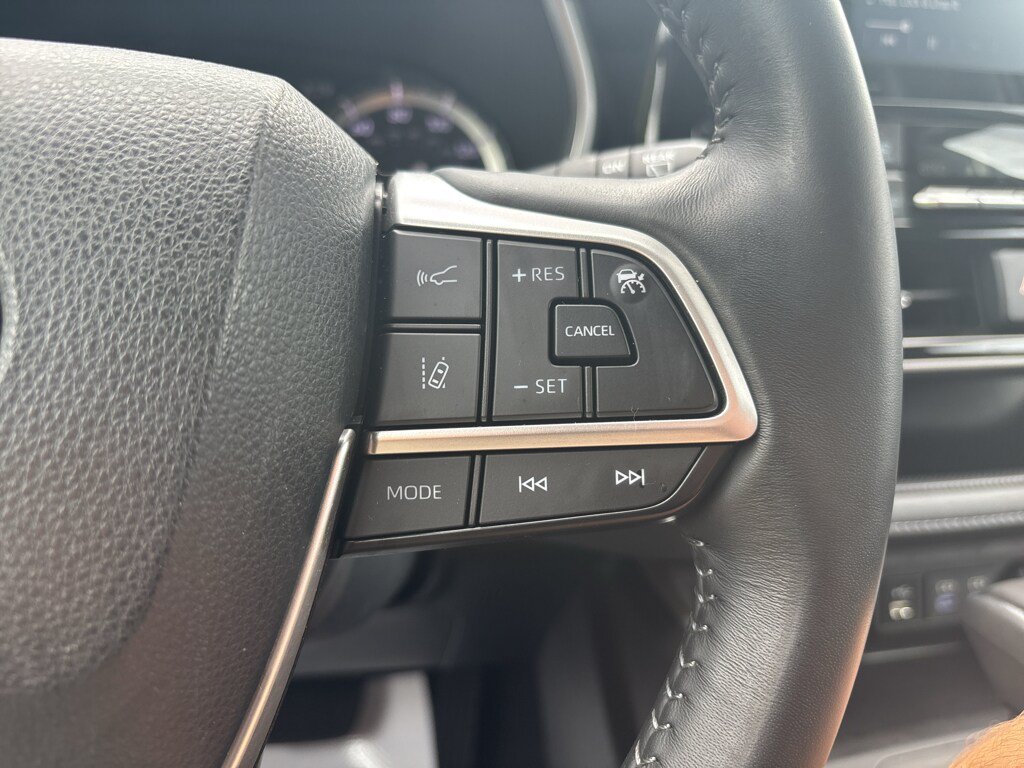 Used 2022 Toyota Highlander XLE AWD/4WD image 18