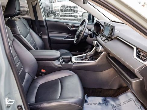 Used 2020 Toyota RAV4 XLE Premium image 18