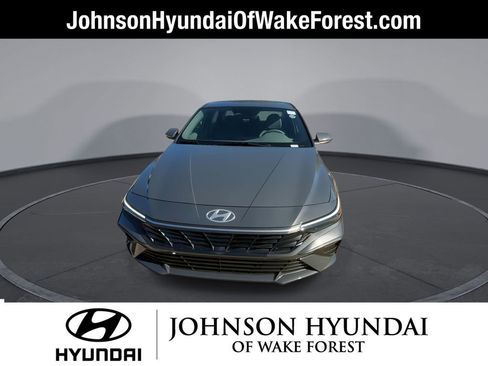 Certified 2025 Hyundai Elantra SE image 3