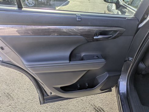 Used 2023 Toyota Highlander Limited image 33