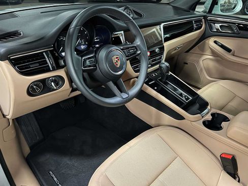 Used 2025 Porsche Macan AWD/4WD image 27