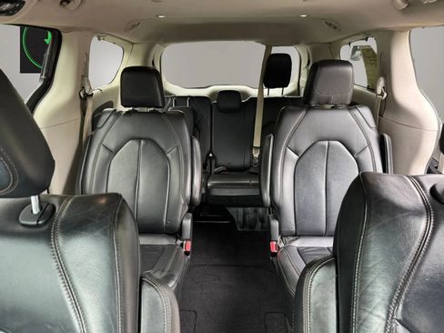 Used 2017 Chrysler Pacifica Touring-L FWD image 24