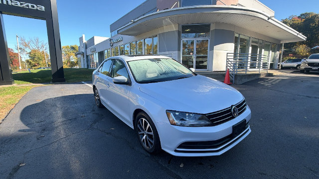 Used 2017 Volkswagen Jetta SE FWD image 3
