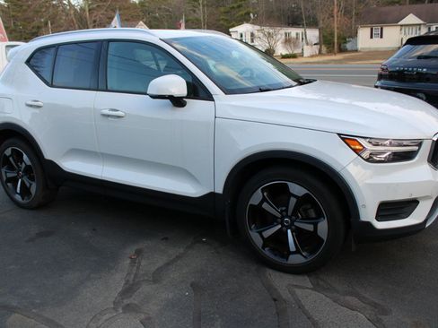 Used 2019 Volvo XC40 T5 Momentum image 4