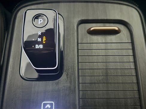 Used 2024 Nissan Ariya AWD image 25