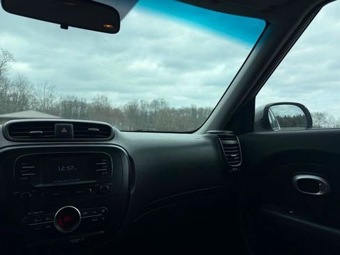 Used 2017 Kia Soul + image 10