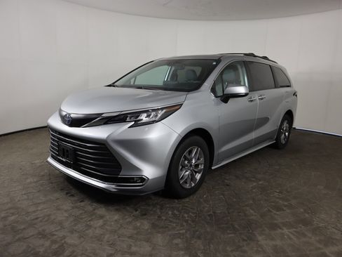 Used 2023 Toyota Sienna XLE image 4
