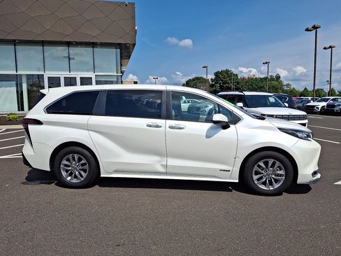 Used 2021 Toyota Sienna XLE AWD/4WD image 7