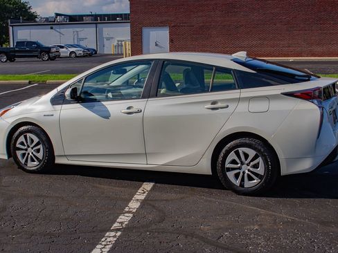 Used 2016 Toyota Prius Four FWD image 6
