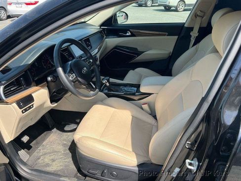 Used 2017 Kia Cadenza Premium FWD image 13