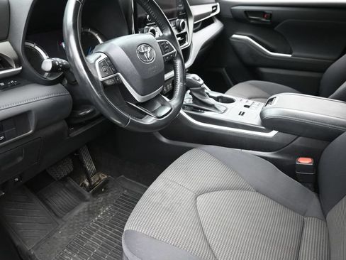Used 2023 Toyota Highlander LE AWD/4WD image 19