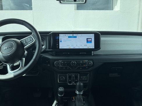 Used 2025 Jeep Wrangler Sahara image 18