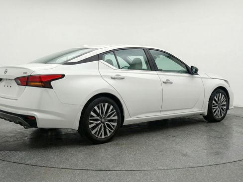 Used 2025 Nissan Altima 2.5 SV image 9
