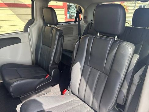 Used 2013 Chrysler Town & Country Touring-L w/ Driver Convenience Group FWD image 13