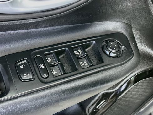 Used 2017 Jeep Renegade Altitude FWD image 15