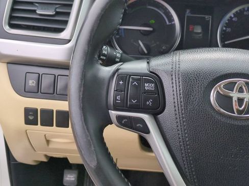 Used 2017 Toyota Highlander XLE w/ Carpet Mat Package AWD/4WD image 19