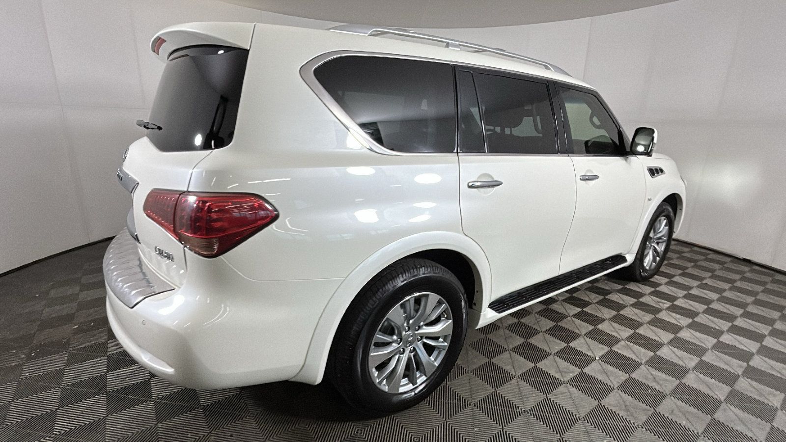 Used 2017 INFINITI QX80 4WD image 2