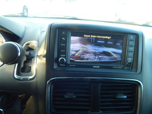 Used 2018 Dodge Grand Caravan SE w/ UConnect Hands-Free Group image 23