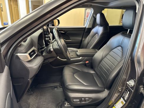 Used 2022 Toyota Highlander XLE image 5