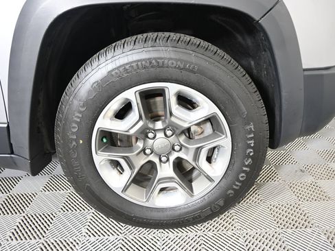 Used 2019 Jeep Cherokee Trailhawk w/ Cold Weather Group AWD/4WD image 11