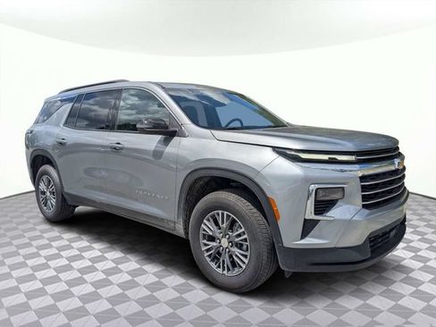 Used 2026 Chevrolet Traverse LT AWD/4WD image 2