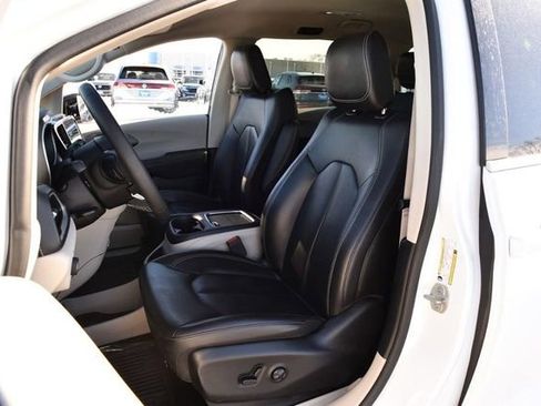 Used 2024 Chrysler Pacifica Select image 20