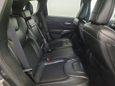 Used 2019 Jeep Cherokee Latitude Plus w/ Comfort/Convenience Group AWD/4WD image 19