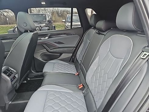 Used 2025 Volkswagen Tiguan SEL R-Line image 11