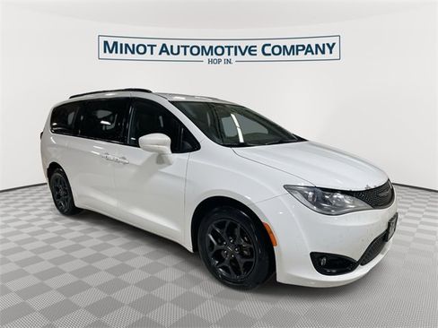 Certified 2019 Chrysler Pacifica Touring-L w/ S Appearance Package image 1