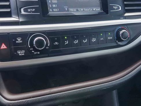 Used 2019 Toyota Highlander LE w/ Carpet Mat Package (TMS) image 19