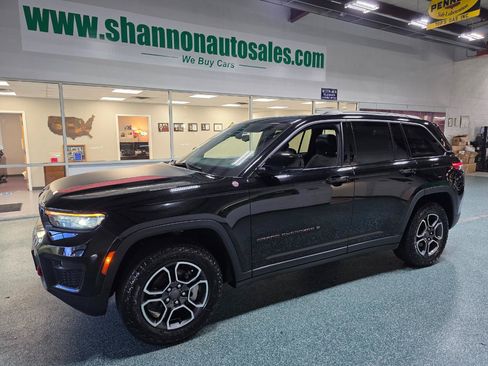 Used 2022 Jeep Grand Cherokee Trailhawk w/ Luxury Tech Group III AWD/4WD image 2