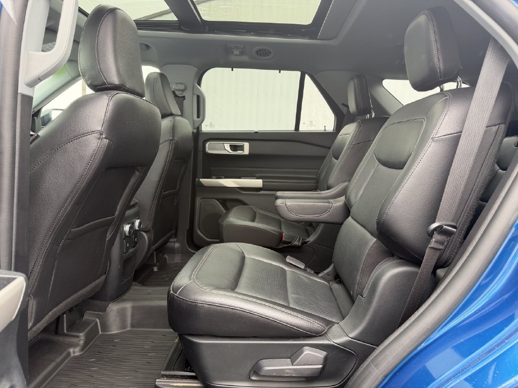 Used 2021 Ford Explorer Limited w/ Equipment Group 301A AWD/4WD image 39