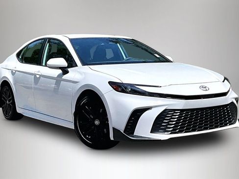 Used 2025 Toyota Camry SE FWD image 2