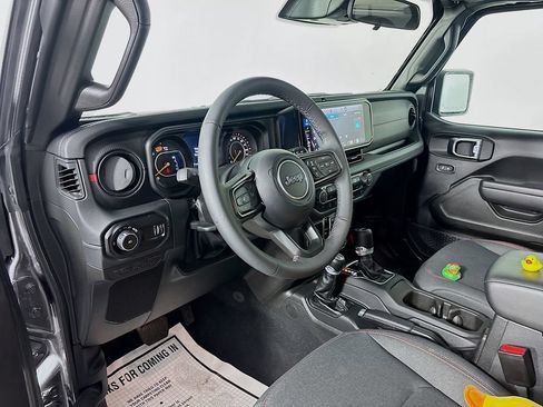 Used 2025 Jeep Wrangler Unlimited Rubicon AWD/4WD image 9