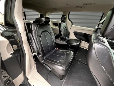Used 2024 Chrysler Pacifica Touring-L FWD image 22