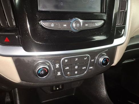 Used 2022 Chevrolet Traverse LS image 20