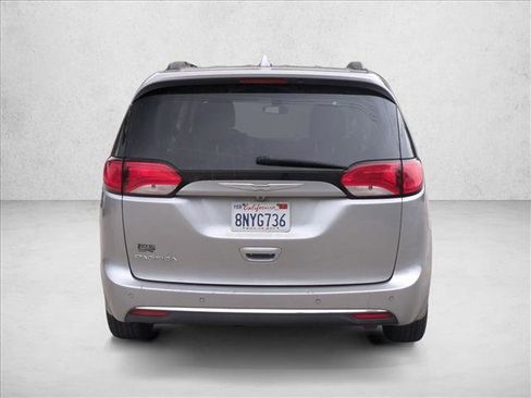 Used 2017 Chrysler Pacifica Touring-L image 2