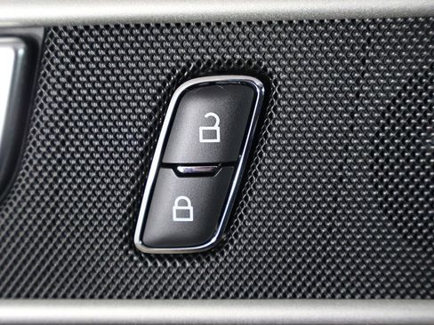 Used 2022 Ford Explorer XLT image 32