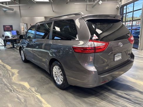 Used 2017 Toyota Sienna XLE image 38
