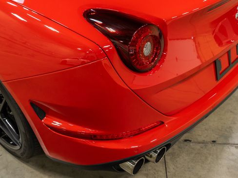 Used 2015 Ferrari California T RWD image 26