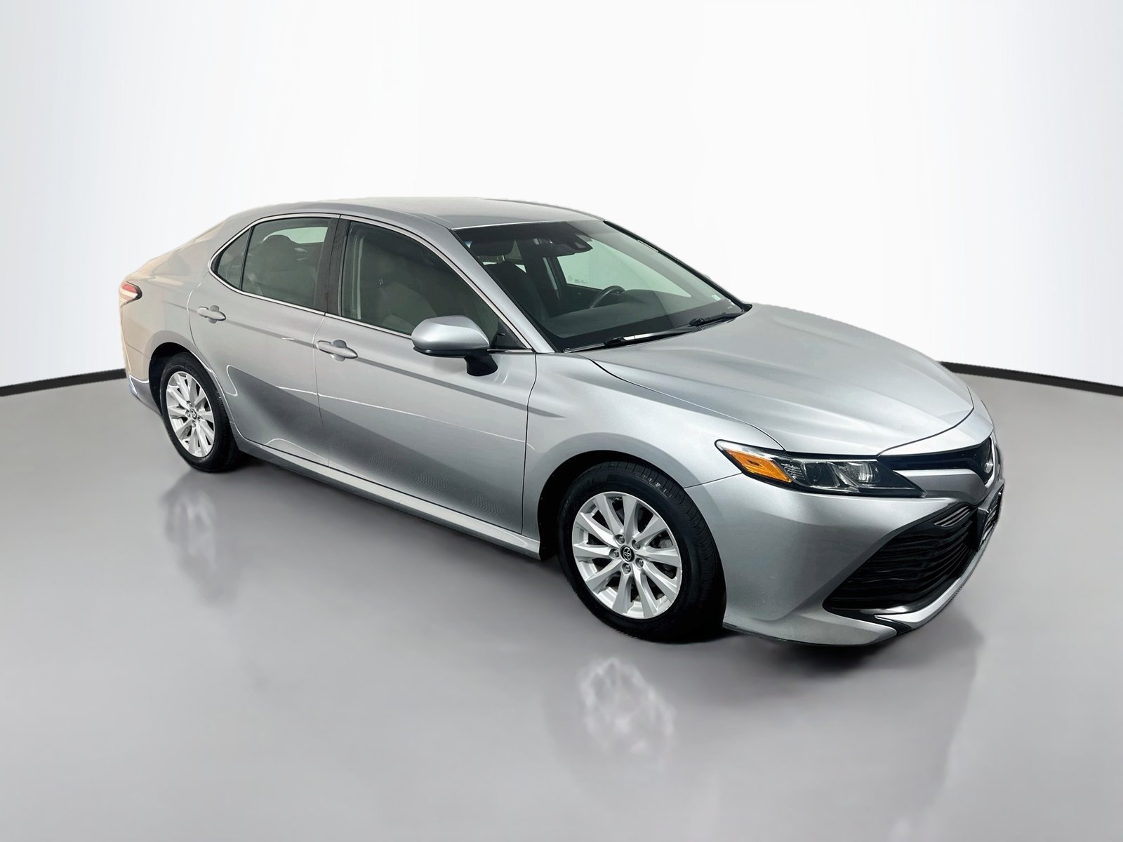Used 2018 Toyota Camry LE FWD image 1