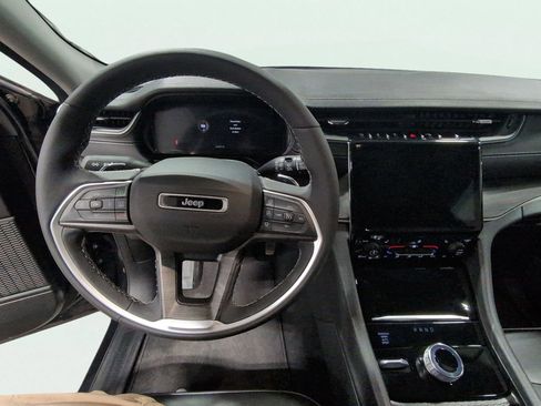 Used 2024 Jeep Grand Cherokee Limited image 11