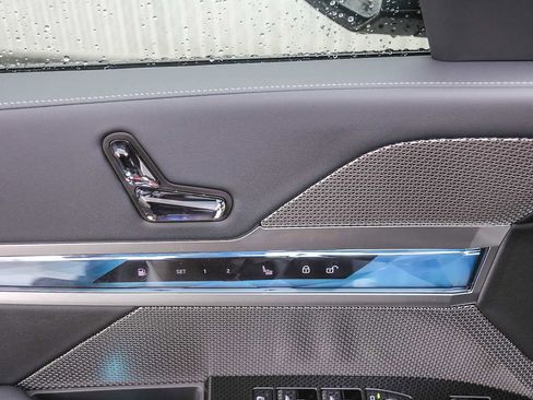 Used 2026 BMW 750e xDrive w/ Premium Package image 17