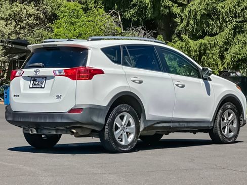 Used 2015 Toyota RAV4 XLE AWD/4WD image 4