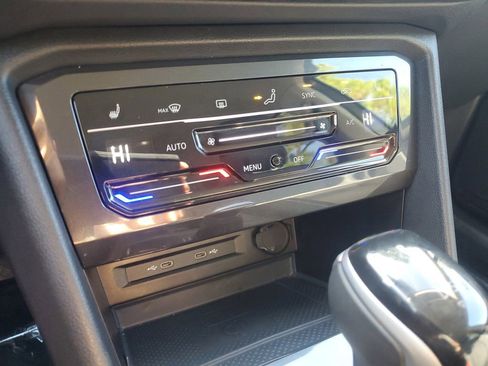 Used 2024 Volkswagen Tiguan SE image 33