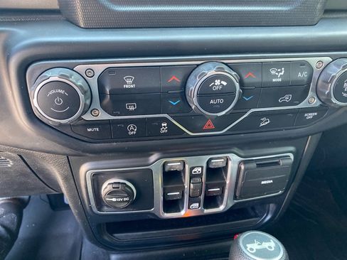 Used 2019 Jeep Wrangler Unlimited Sahara AWD/4WD image 15