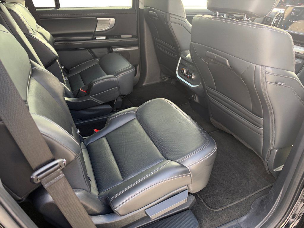 Used 2025 Ford Expedition Platinum AWD/4WD image 17