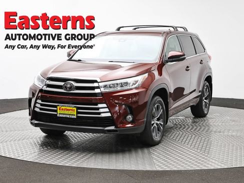 Used 2018 Toyota Highlander Plus AWD/4WD image 1