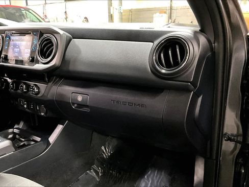Used 2018 Toyota Tacoma TRD Sport w/ Technology Package image 18
