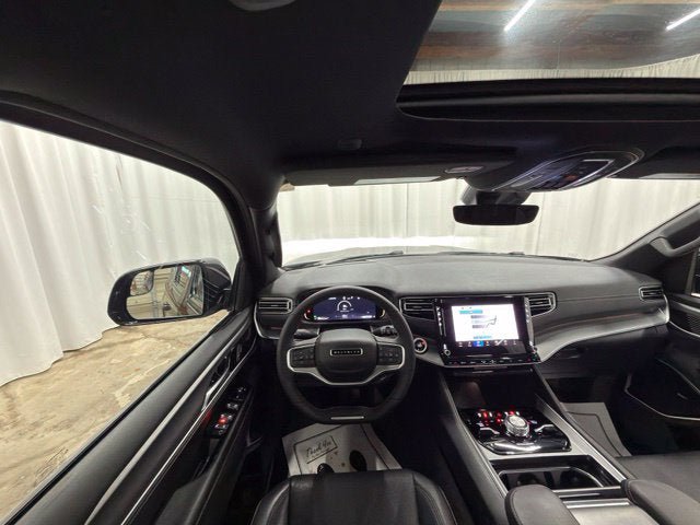 Used 2025 Jeep Wagoneer L Series III w/ Premium Group I AWD/4WD image 15